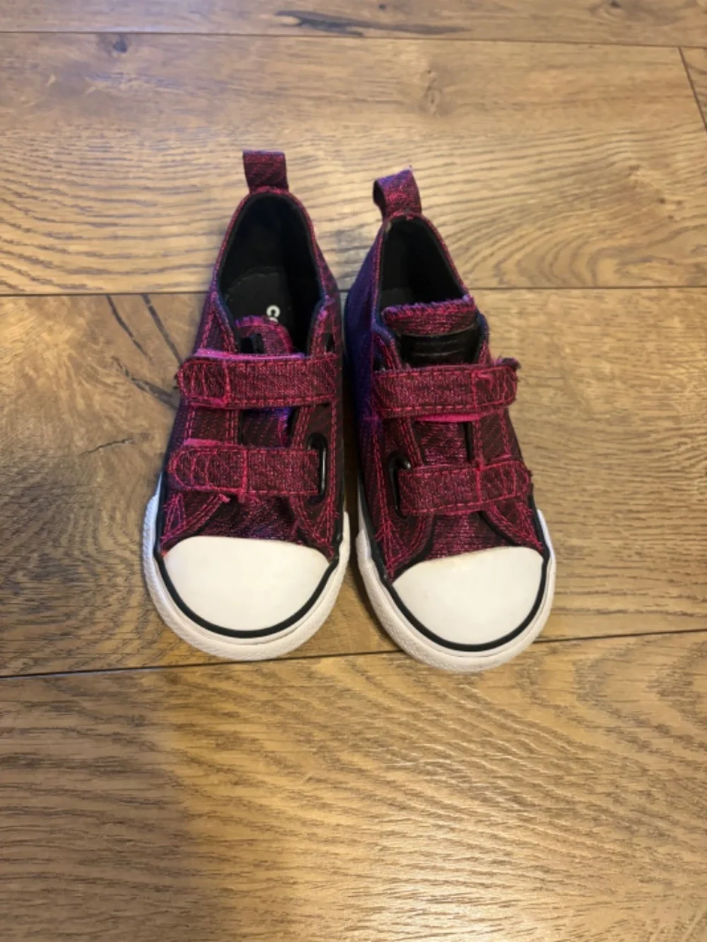 Converse Toddler Shoes – Size 7C